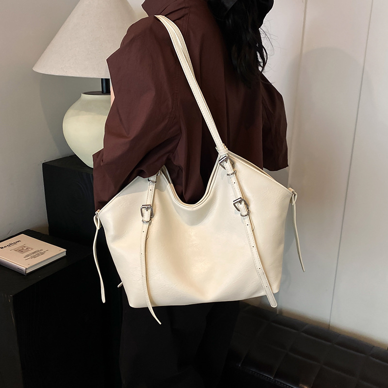 A new 2024 trendy and stylish underarm bag, a large-capacity tote bag, a single-shoulder bag, and a casual women's bag Application Scenario