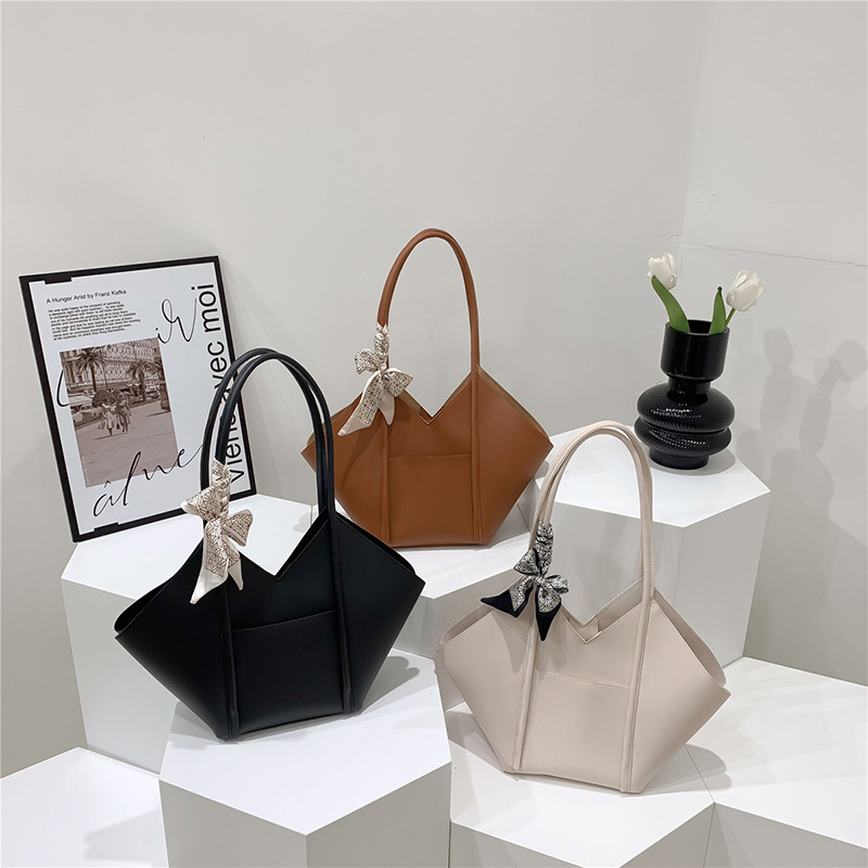 A niche design bow hand-held small bag for women, Spring 2025 new large-capacity single-shoulder bag, trendy underarm pouch Application Scenario