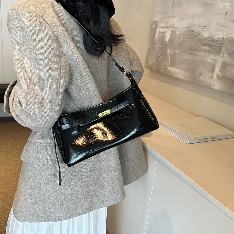 High-end retro oil wax leather small bag for women, 2024 new style casual and versatile crossbody bag, fashionable single-shoulder underarm bag Application Scenario