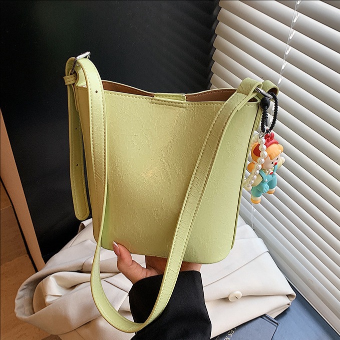 A simple and elegant, trendy bucket bag for women, a new 2025 fashion and casual single-shoulder bag, a commuter crossbody bag full figure
