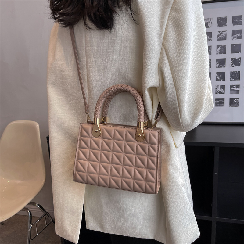 A simple and fashionable women's bag for winter 2022, a trendy and high-quality crossbody small square bag, a casual single-shoulder handbag Specification drawing