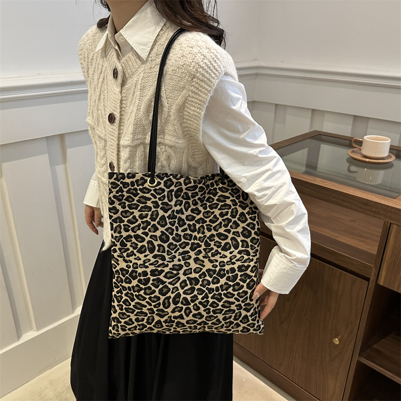 2024 New large-capacity, laid-back leopard print ins, casual and individualistic, practical canvas single-shoulder bag from Japan and South Korea for women Specification drawing