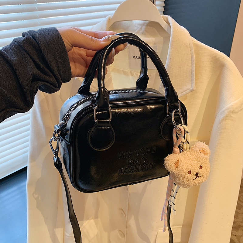 A niche design retro bowling bag for women, a new 2025 single-shoulder crossbody bag, a high-end and versatile handbag Specification drawing