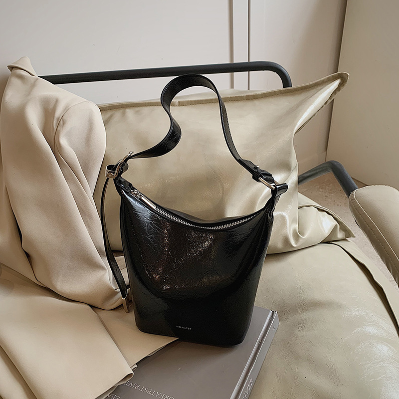 A high-end retro oil wax leather niche design bag for women, a new 2025 trendy and versatile crossbody bag, single-shoulder underarm bag details Picture