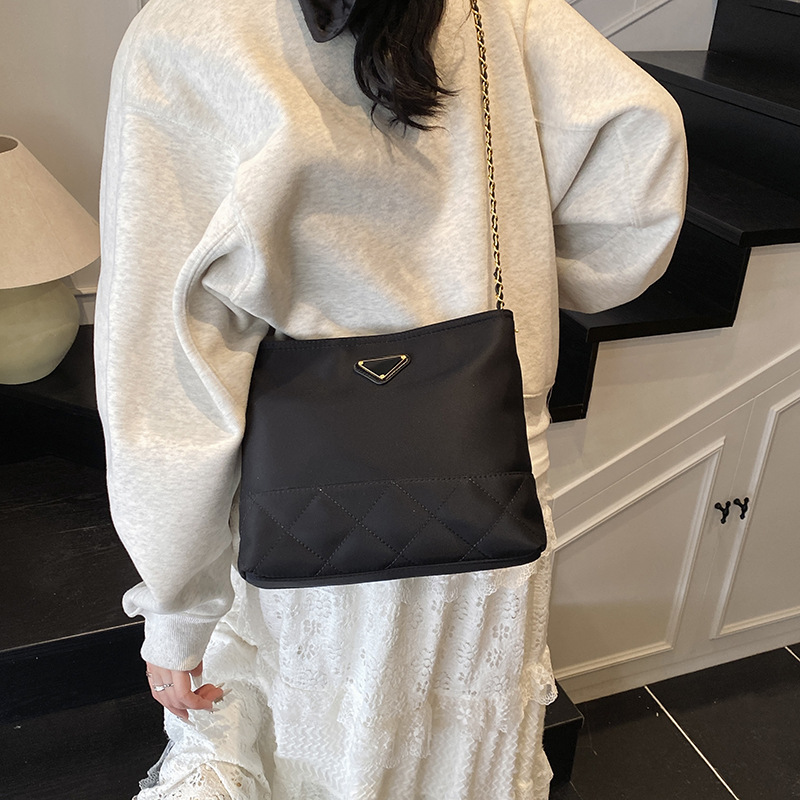 The 2025 new Chanel-style chain bag is a trendy bestseller for women. It features a large-capacity diamond-shaped waterproof and fashionable single-shoulder crossbody bag Specification drawing