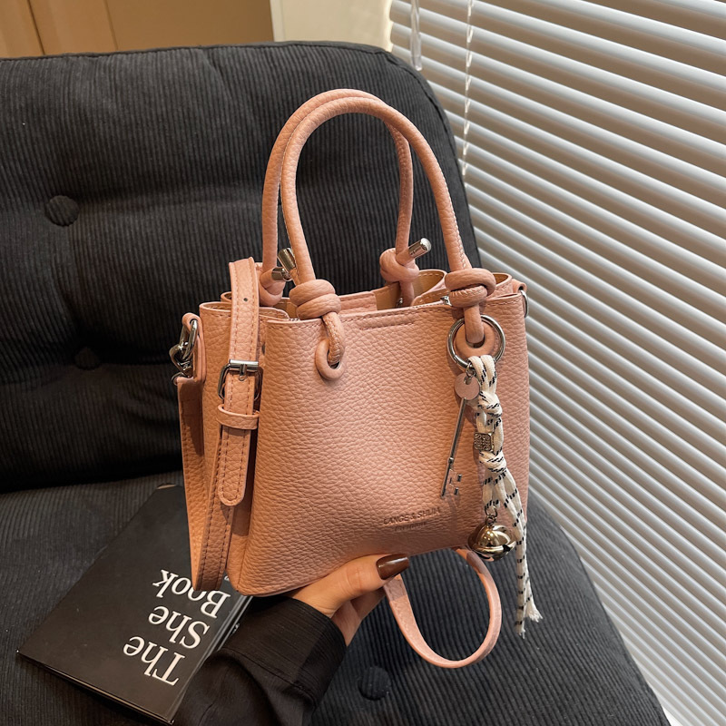 A high-end and fashionable bucket bag, 2025 new Korean style Instagram trendy casual shoulder bag, versatile crossbody bag full figure