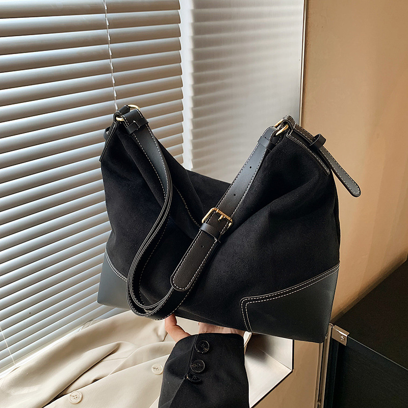 This year, the retro and fashionable tote bag 2024 is in vogue. It's a versatile, large-capacity, and high-end single-shoulder bag for work and commuting Specification drawing