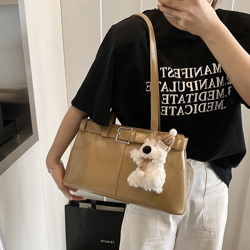 The 2025 new style of fashionable and versatile retro single-shoulder bag features a niche design for women, a simple and trendy solid-color hand-held underarm bag details Picture