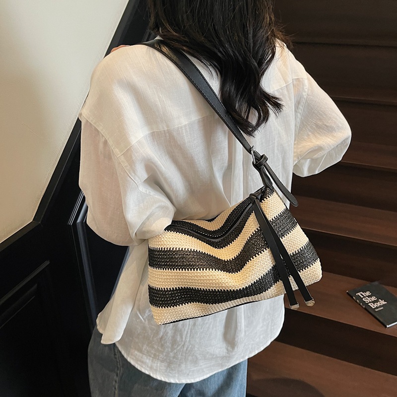 The new striped straw bag for summer 2025 is a versatile hand-held underarm bag with a beach vacation style, a single-shoulder bag and a casual crossbody bag Specification drawing