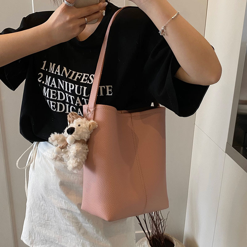 Korean version niche large-capacity bucket bag for women 2025 new style fashionable commuting single-shoulder bag, trendy and versatile underarm bag Application Scenario