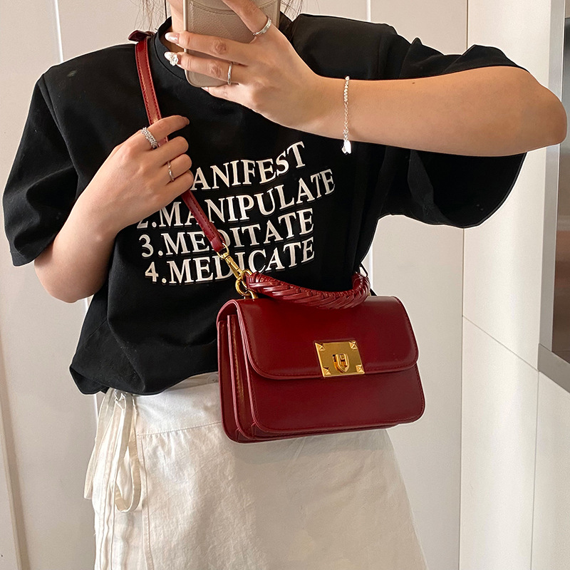 The 2025 new spring/Summer stylish and high-end hand-held small square bag is a trendy, stylish and versatile light luxury single-shoulder crossbody bag for women Application Scenario