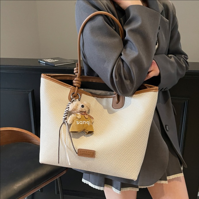 A simple and stylish large-capacity tote bag for women, a new 2025 fashion, casual, lightweight and versatile single-shoulder armpit bag for commuting full figure