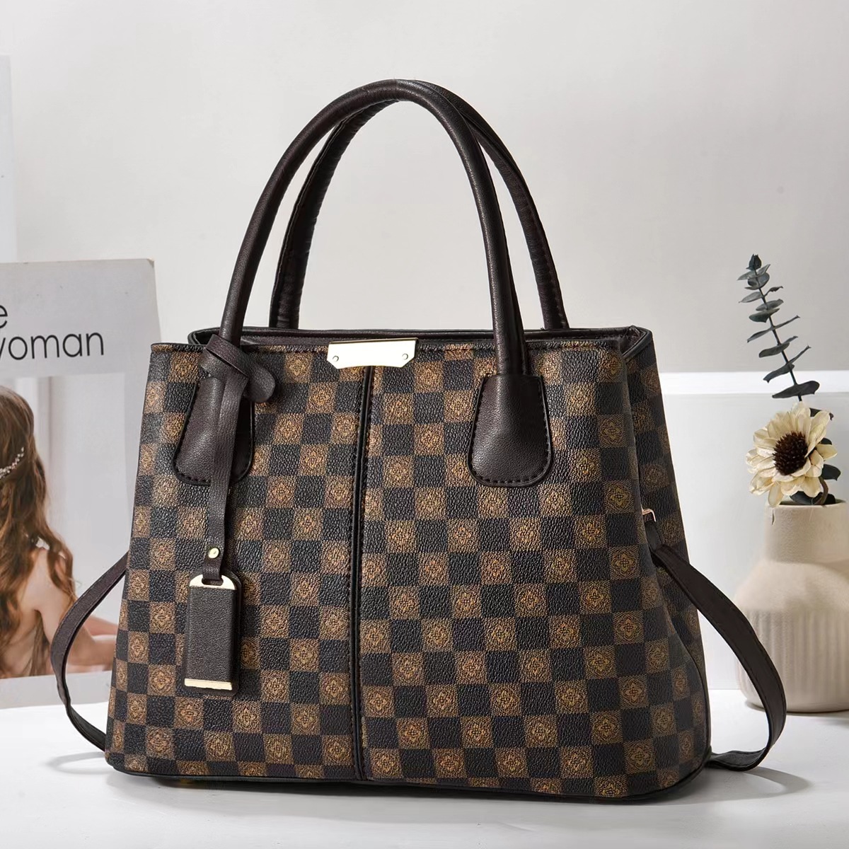 The new printed tote bag, hand-held bag, shoulder crossbody bag for women, middle-aged lady and mother bag, exudes a sense of luxury