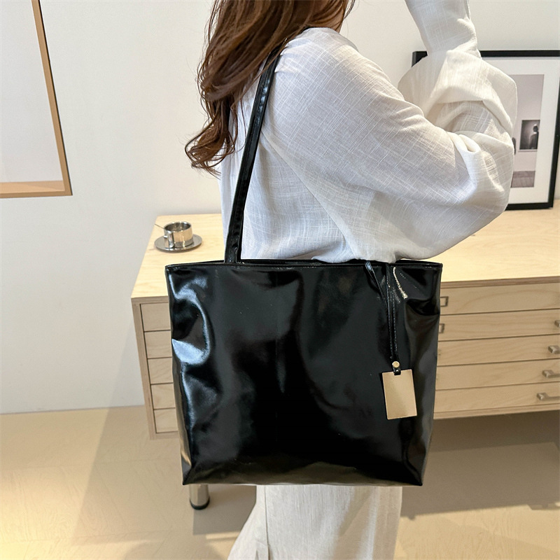 Trendy commuter bag 2024 Autumn New style Simple laser casual large-capacity personalized single-shoulder tote bag Specification drawing