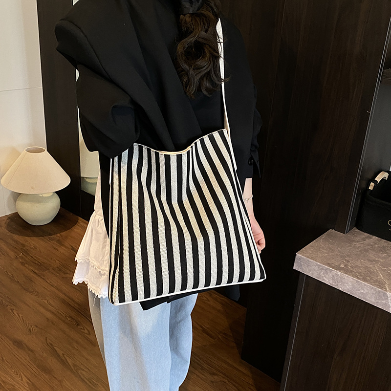 Relaxed striped canvas bucket bag for women 2025 new style, fashionable commuting underarm bag, fashionable large-capacity single-shoulder bag Application Scenario