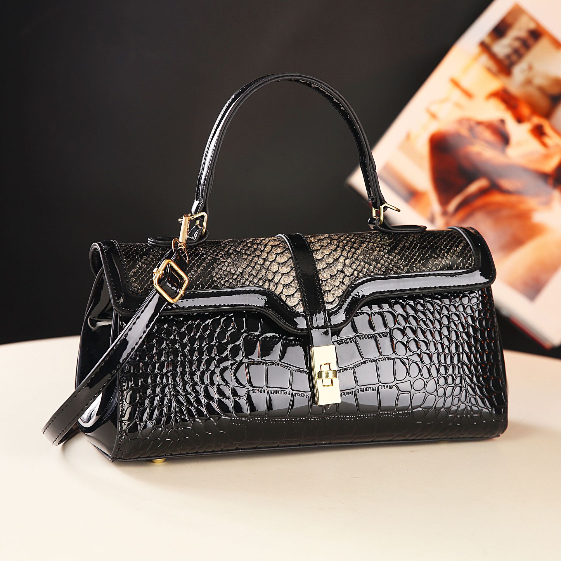 This large-capacity patent leather bag features a niche design for women and is suitable for middle-aged and elderly mothers. It is a versatile and casual crossbody bag for commuting full figure