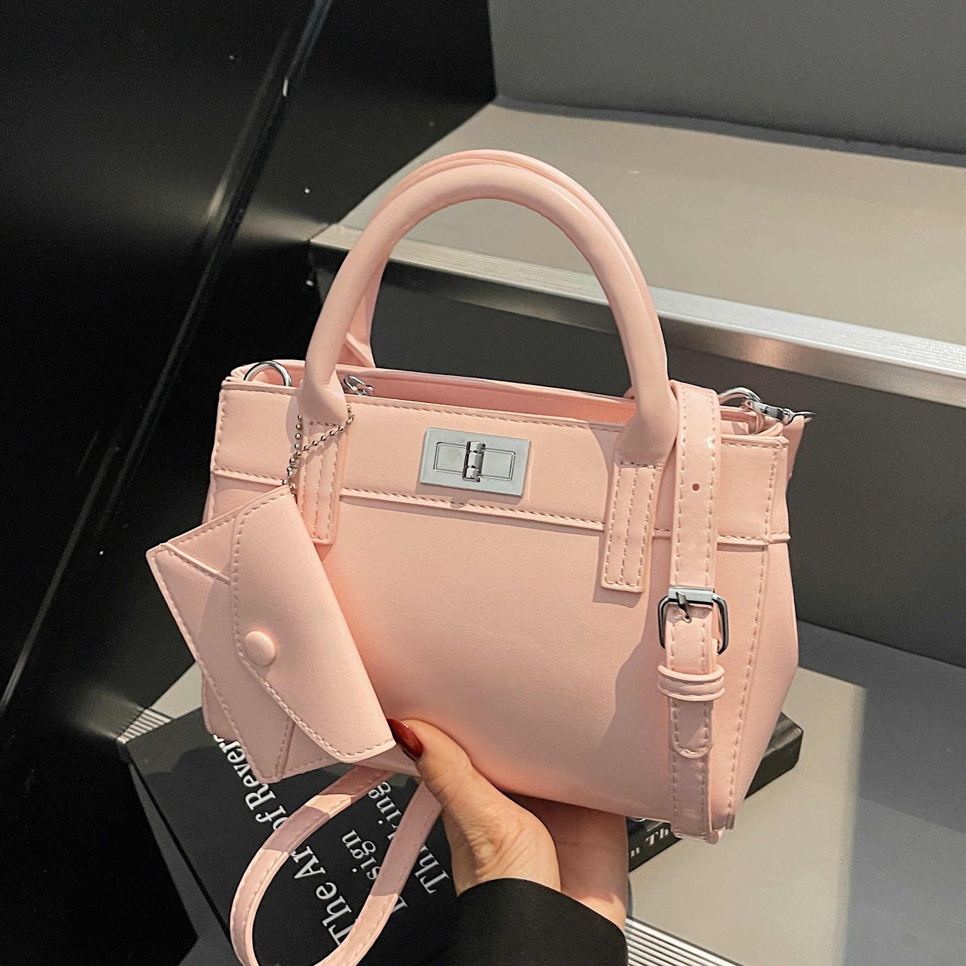 High-end and niche handbag for women, new spring and summer 2025, versatile crossbody bag, trendy and simple handbag, bucket bag full figure