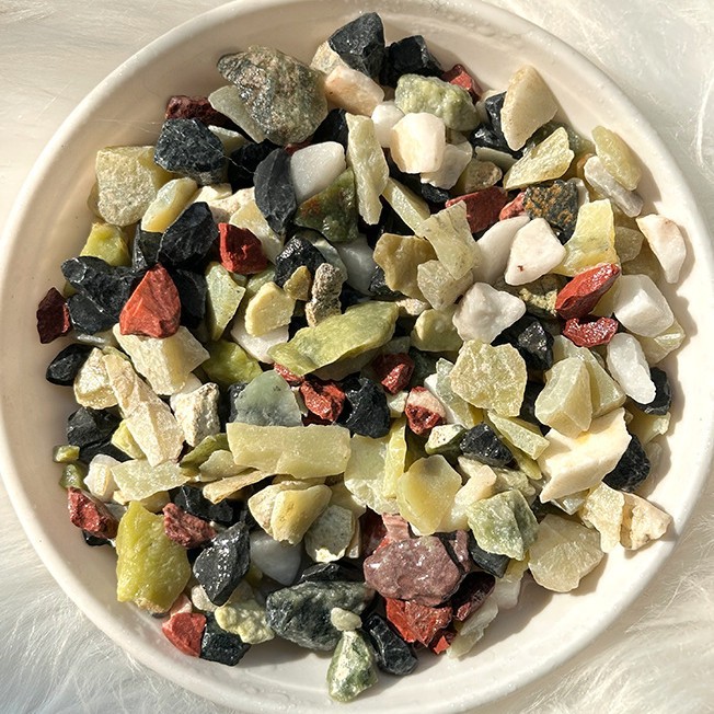 The manufacturer wholesals colored stones, adhesive stones, fish tanks, decorative garden pavements, washed stones, pebbles, oval stones and multicolored stones Application Scenario