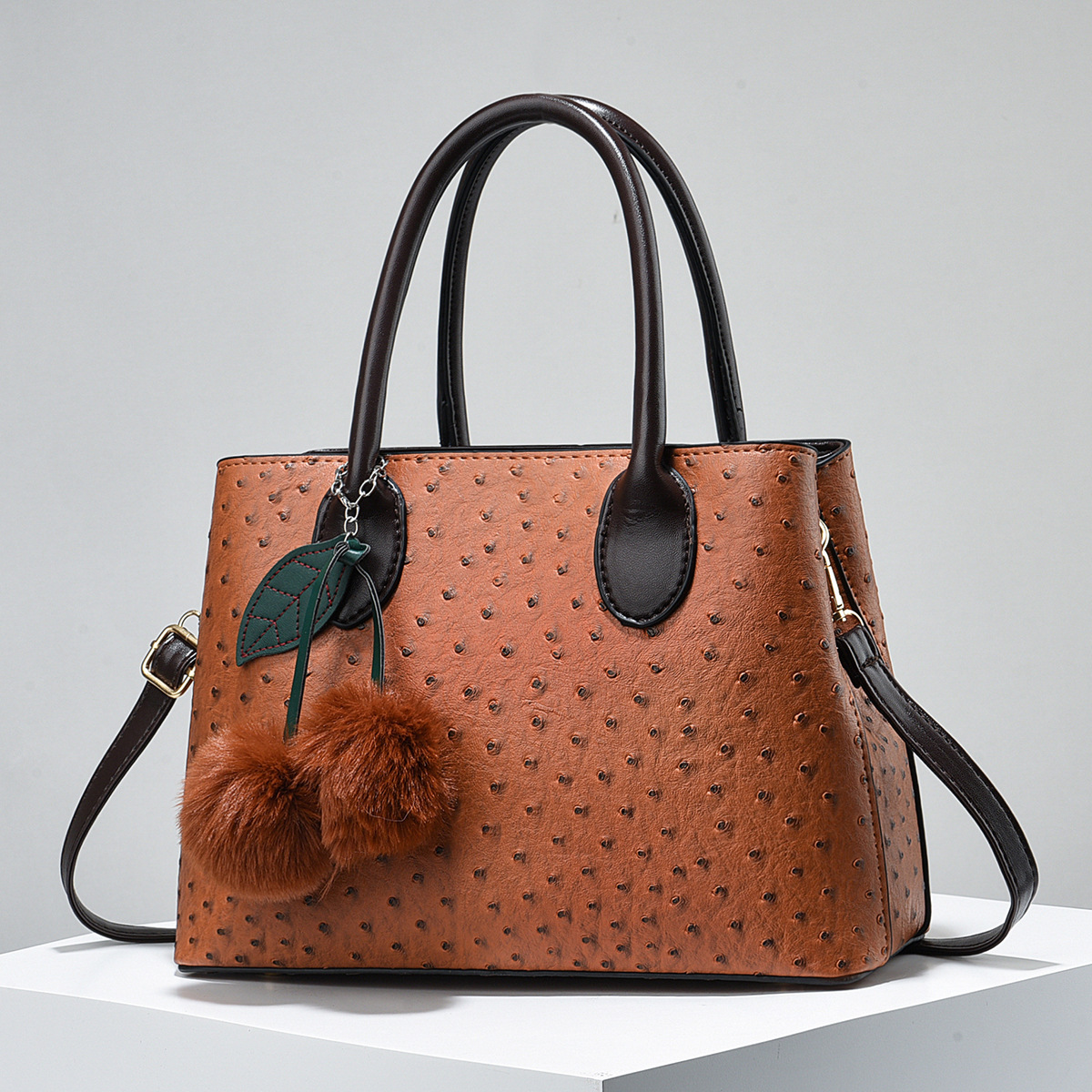 Ostrich-patterned large mom bag, simple handbag, new versatile single-shoulder crossbody bag, Korean-style elegant middle-aged women's bag Application Scenario