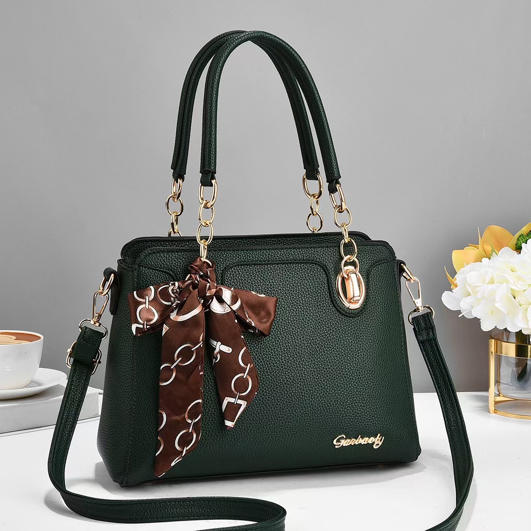 The manufacturer's 2023 new model of a stylish and elegant single-shoulder crossbody bag with a lychee pattern and a trendy casual handbag paired with a silk scarf full figure