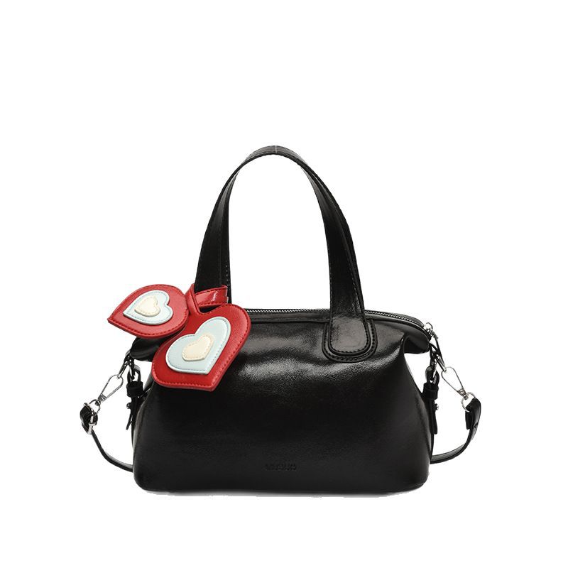 2025 New retro and stylish versatile handbag, trendy and simple shoulder bag, heart-shaped high-end crossbody bag Item Picture