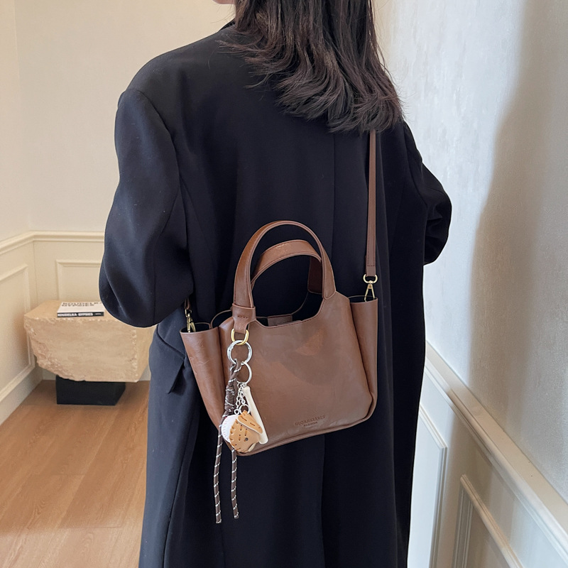 Retro hand-held vegetable basket bag for women, 2024 new trendy Korean bucket bag, multi-functional casual single-shoulder crossbody bag Application Scenario