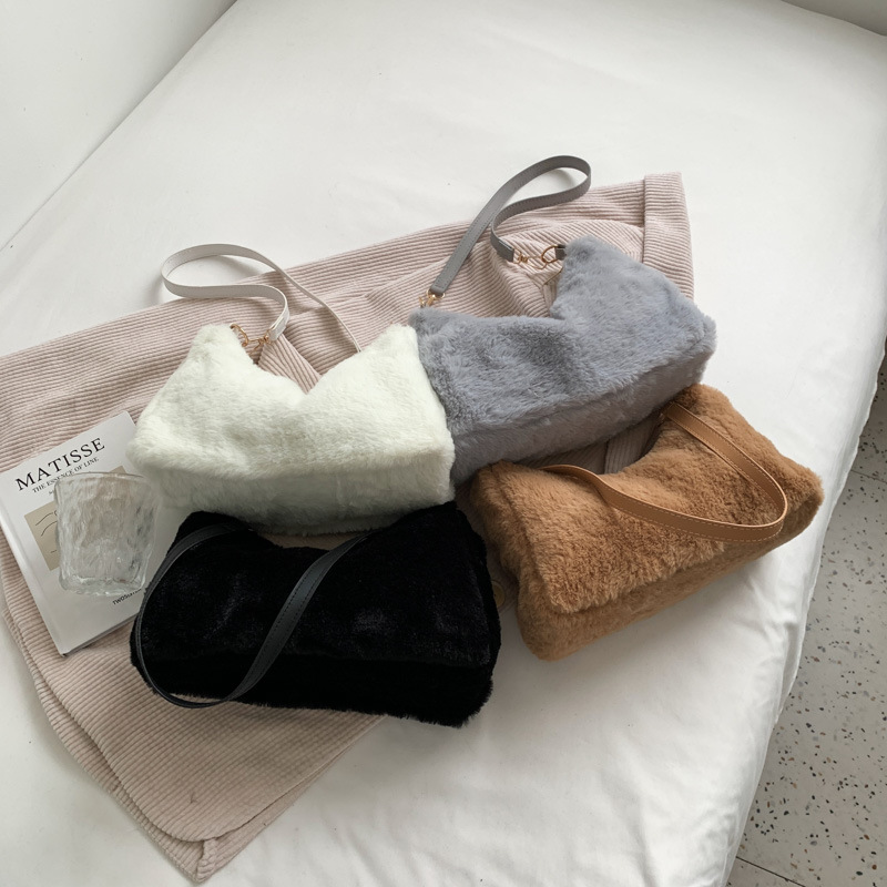 This is a new Instagram niche bag for women in autumn and winter, featuring a stylish and versatile plush single-shoulder underarm bag Application Scenario