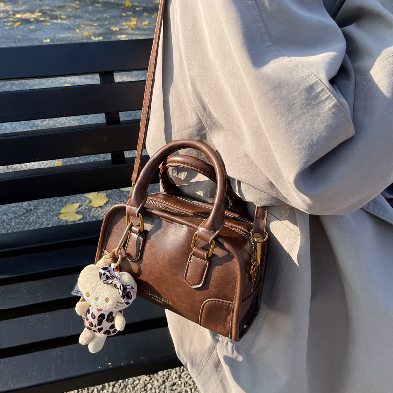 A new retro and casual square bag for women in 2025, featuring a simple and fashionable single-shoulder handbag from Maillard, a Korean brand Application Scenario