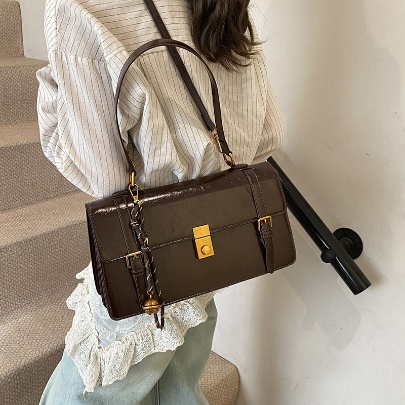 A new trendy and fashionable women's crossbody bag with a retro and simple Hong Kong style, a casual and versatile single-shoulder armpit bag Application Scenario