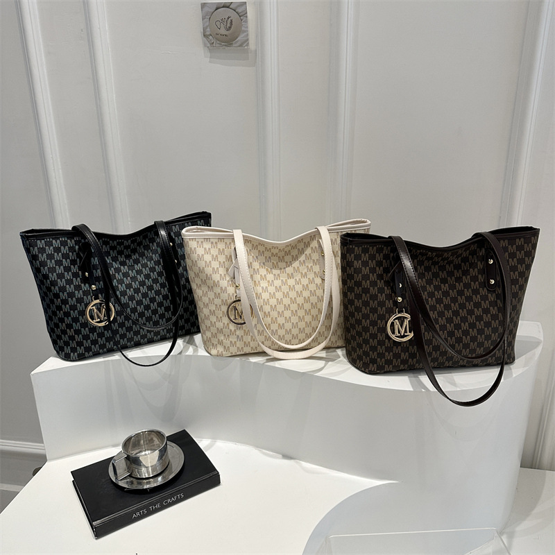 Large-capacity commuter tote bag, fashionable printed large bag for women, 2025 new style college student commuting single-shoulder bag Application Scenario