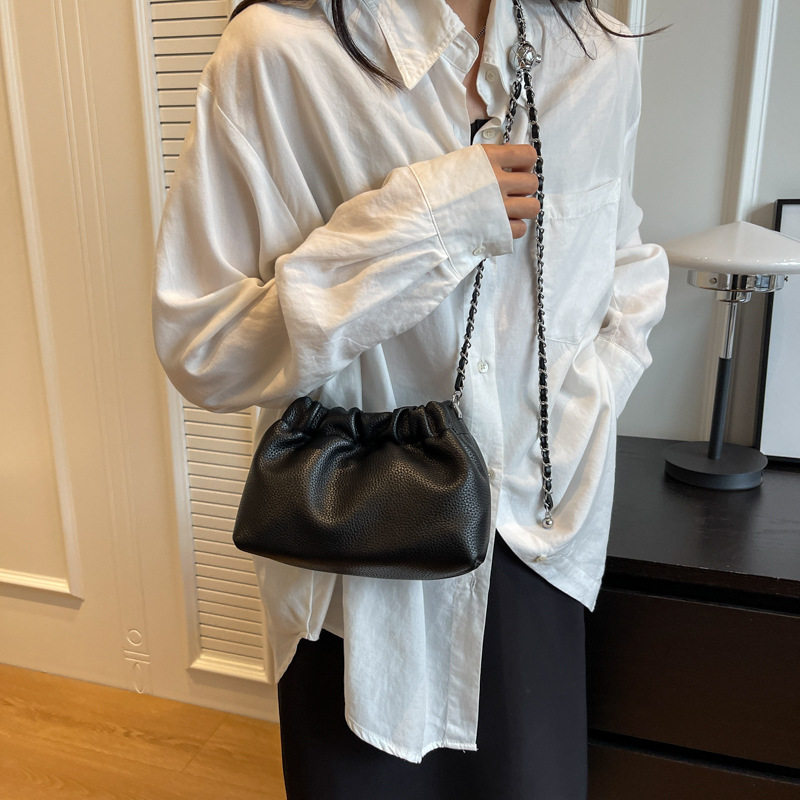 French niche pleated underarm small bag for women 2023 new fashion chain crossbody bag, summer stylish bucket bag Application Scenario