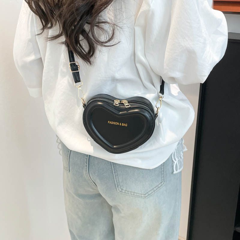 2025 Summer New stylish crossbody heart-shaped bag, solid color fashionable heart-shaped small bag, ins single-shoulder fresh women's bag details Picture