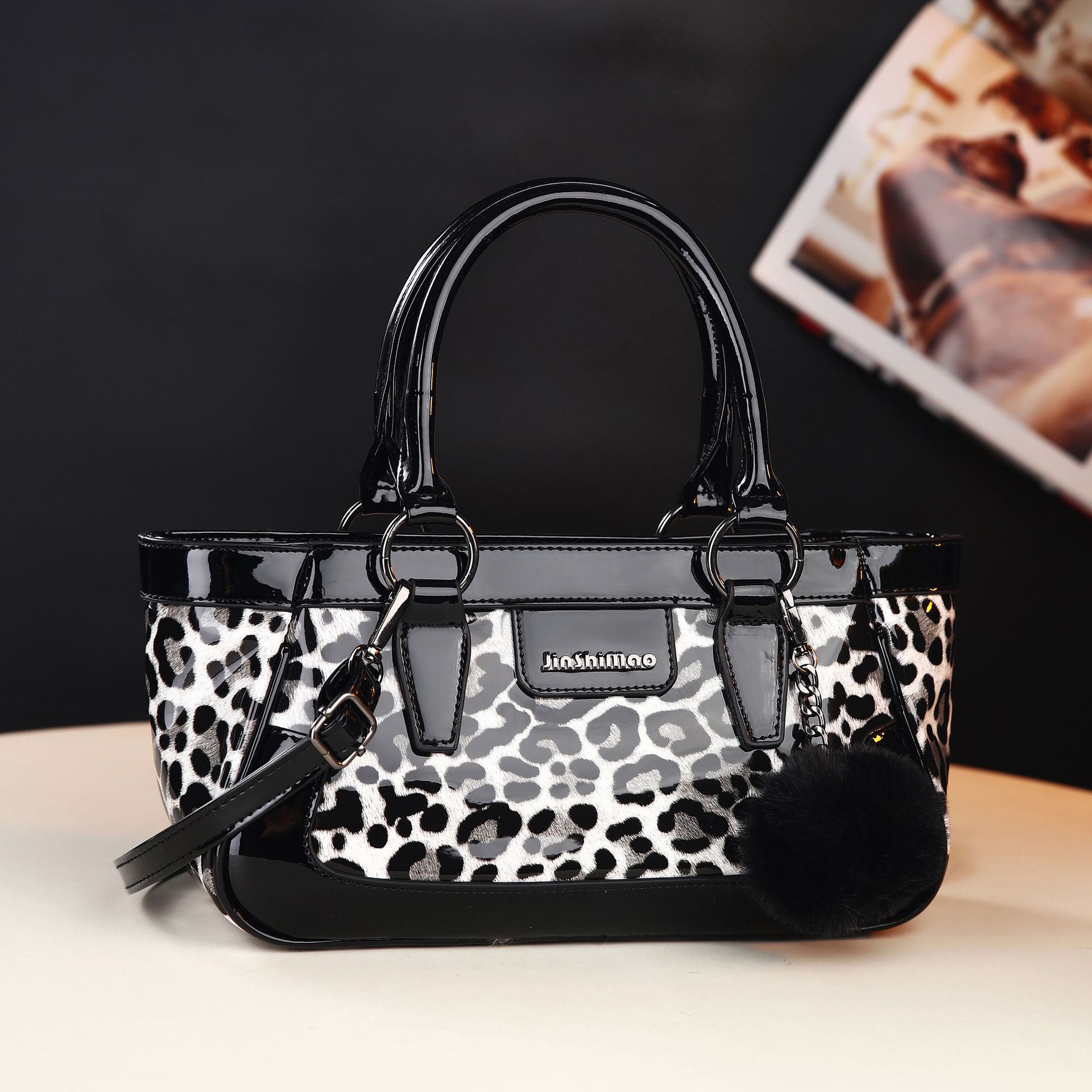 A new cross-border best-selling retro patent leather tote bag with large capacity, personalized and fashionable leopard print single-shoulder crossbody full figure