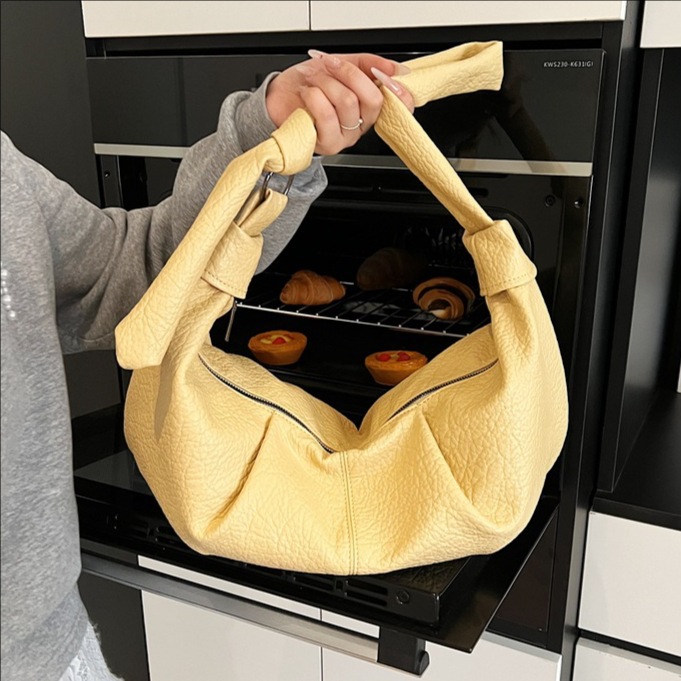 Soft pleated Korean-style laid-back large-capacity dumpling bag for women 2025 new casual solid color commuting single-shoulder crossbody bag full figure
