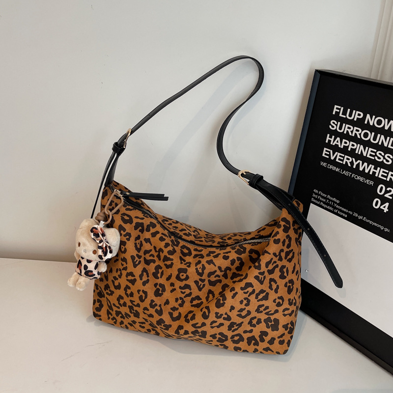 The 2024 new stylish and versatile leopard print underarm bag exudes a sense of sophistication for women. It features a niche design and is a trendy single-shoulder crossbody bag details Picture