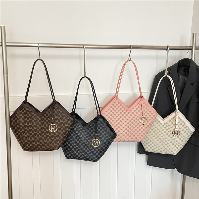 This year, the popular letter bag for women in 2025 is a new style of fashionable single-shoulder crossbody bag that is versatile and has a large capacity Application Scenario