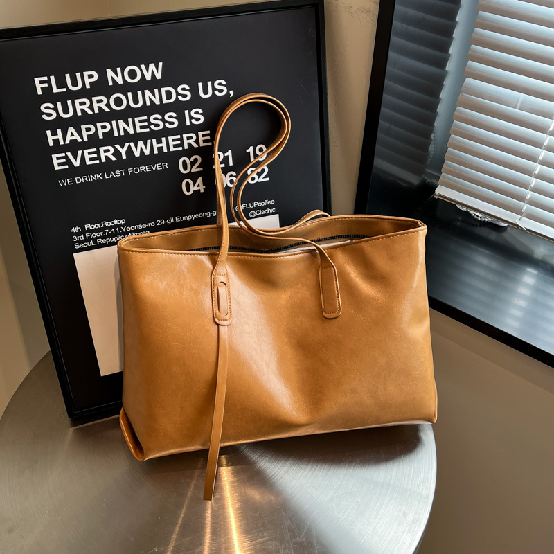 This year, a stylish and elegant retro commuter handbag is in vogue. The new spring 2025 model is a stylish single-shoulder underarm tote bag full figure