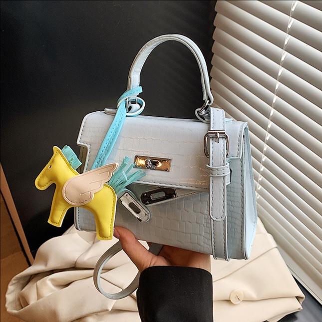 The high-end Kelly bag for women in 2025 is a new style of fashionable and casual stone pattern single-shoulder bag and a trendy solid color crossbody bag full figure