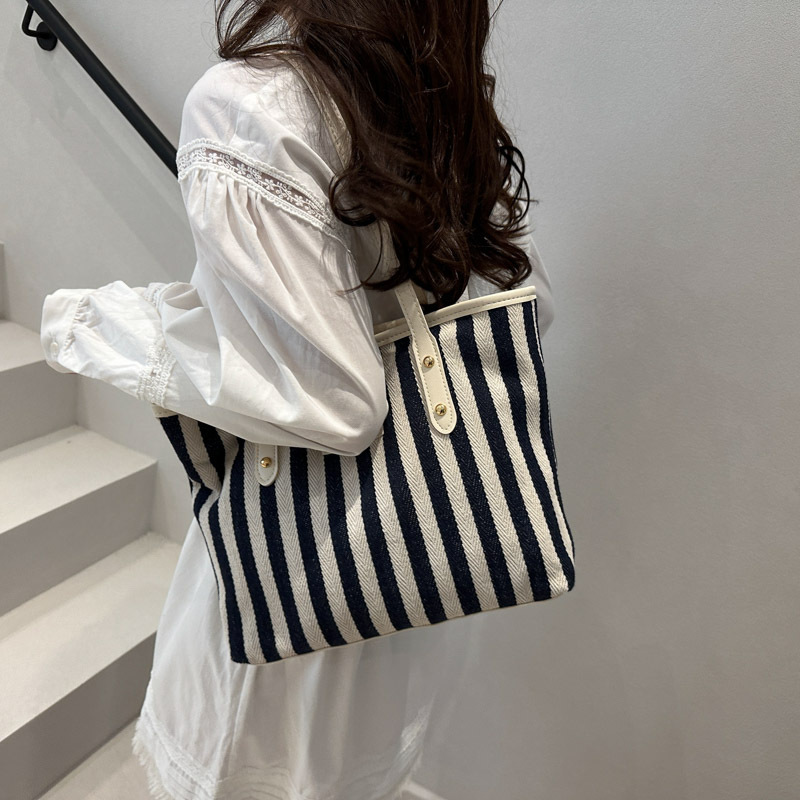 Striped large-capacity casual bag, new Spring/Summer 2025, versatile and stylish ins single-shoulder underarm bag, tote bag for going out Specification drawing