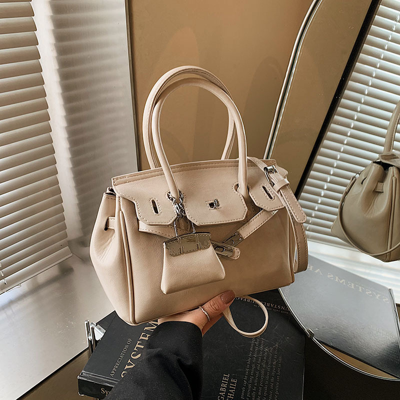 A new 2025 trendy Korean-style retro platinum handbag for women, a niche and high-end single-shoulder crossbody bag details Picture