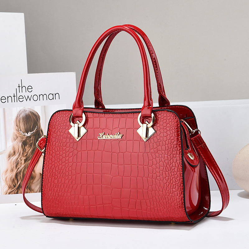 The 2024 new trendy single-shoulder crossbody bag for women is fashionable and versatile. It's a large-capacity bag for middle-aged moms Specification drawing