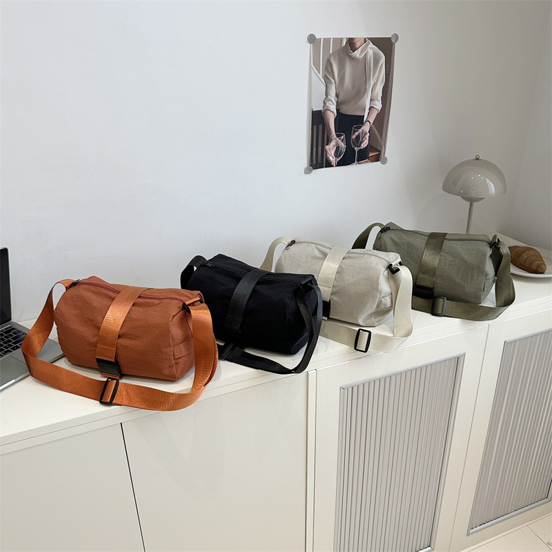 2025 New women's single-shoulder bag in solid color, fashionable and simple, commuting toast bag, large-capacity sports and fitness crossbody bag Application Scenario