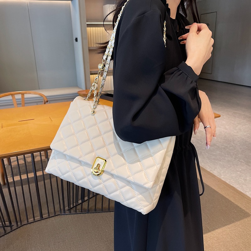 A large capacity diamond-shaped embroidered thread bag for women, a new 2025 trendy casual and versatile chain crossbody bag, a fashionable single-shoulder bag full figure