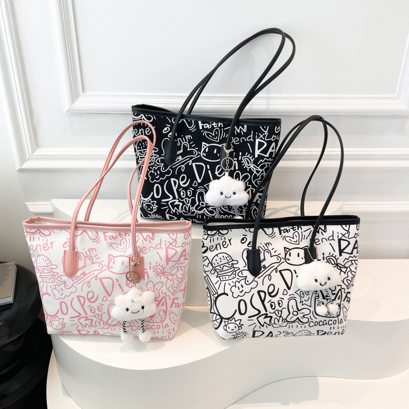 Japanese and Korean graffiti trend single-shoulder bags, versatile women's commuter and work handbags, large-capacity crossbody bags, and tote bags for classes Application Scenario