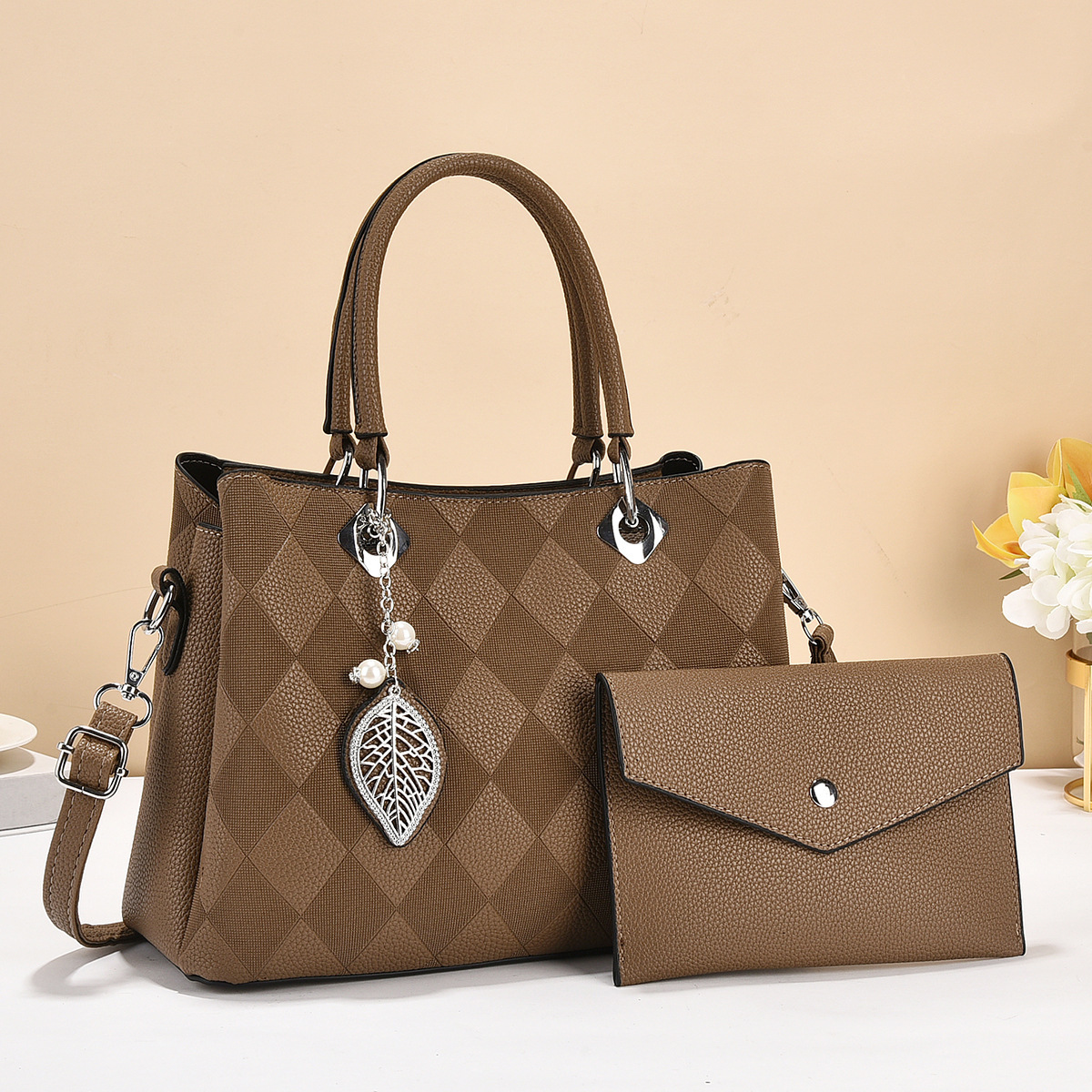 A large women's bag 2024 new crossbody bag for autumn and winter, with a large capacity, fashionable and trendy, high-end single-shoulder handbag details Picture