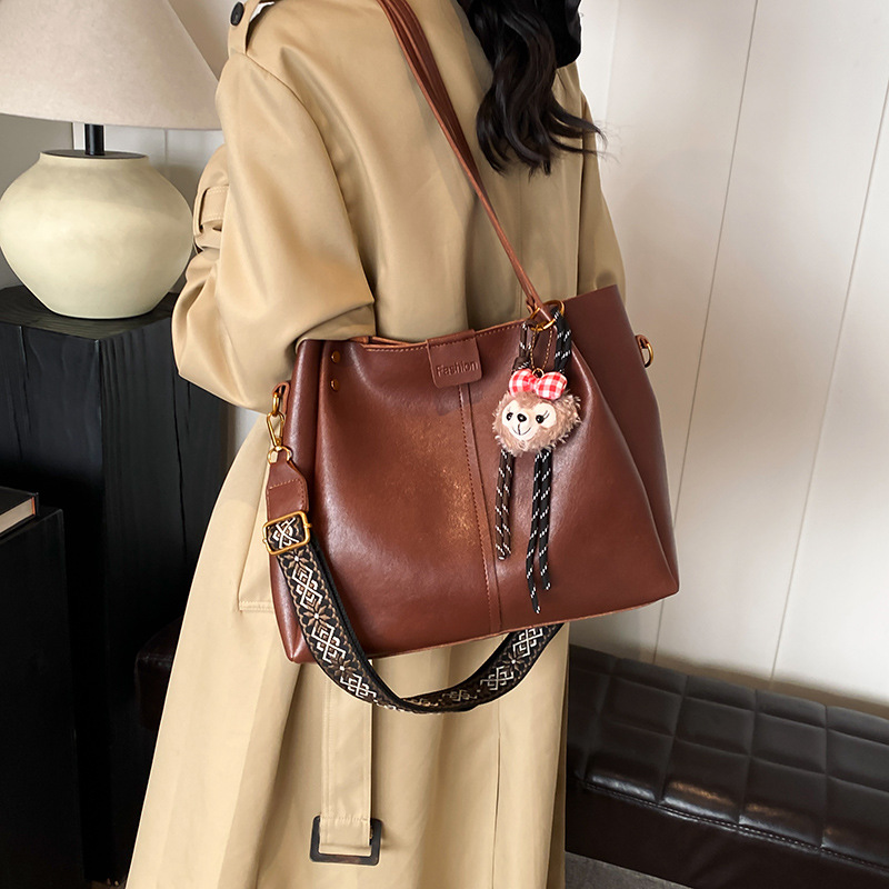 Simple and versatile women's large-capacity 2024 new casual and fashionable single-shoulder shopping bag with mother and child, commuter tote bag Application Scenario