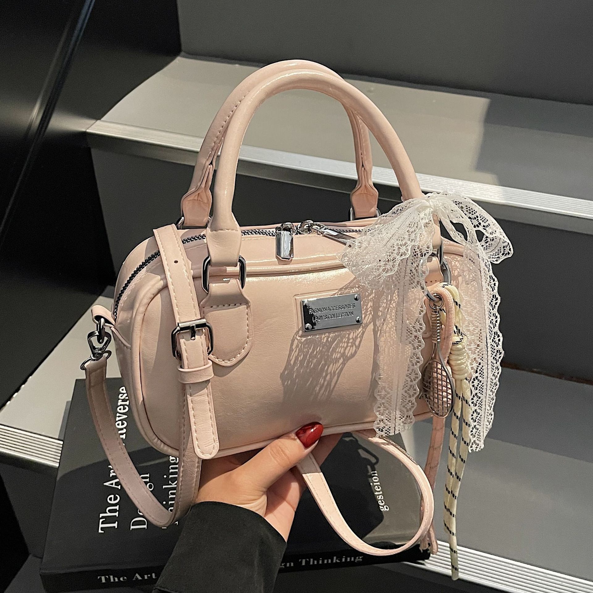 High-end handbag, versatile for women in spring and summer, 2025 new fashion crossbody bag, casual hand-carry Boston bowling bag full figure