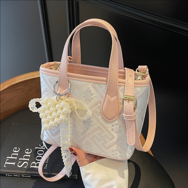 This is a super popular hand-held bucket bag for women in 2025. It is a versatile, trendy and high-end traditional Chinese style single-shoulder crossbody bag full figure