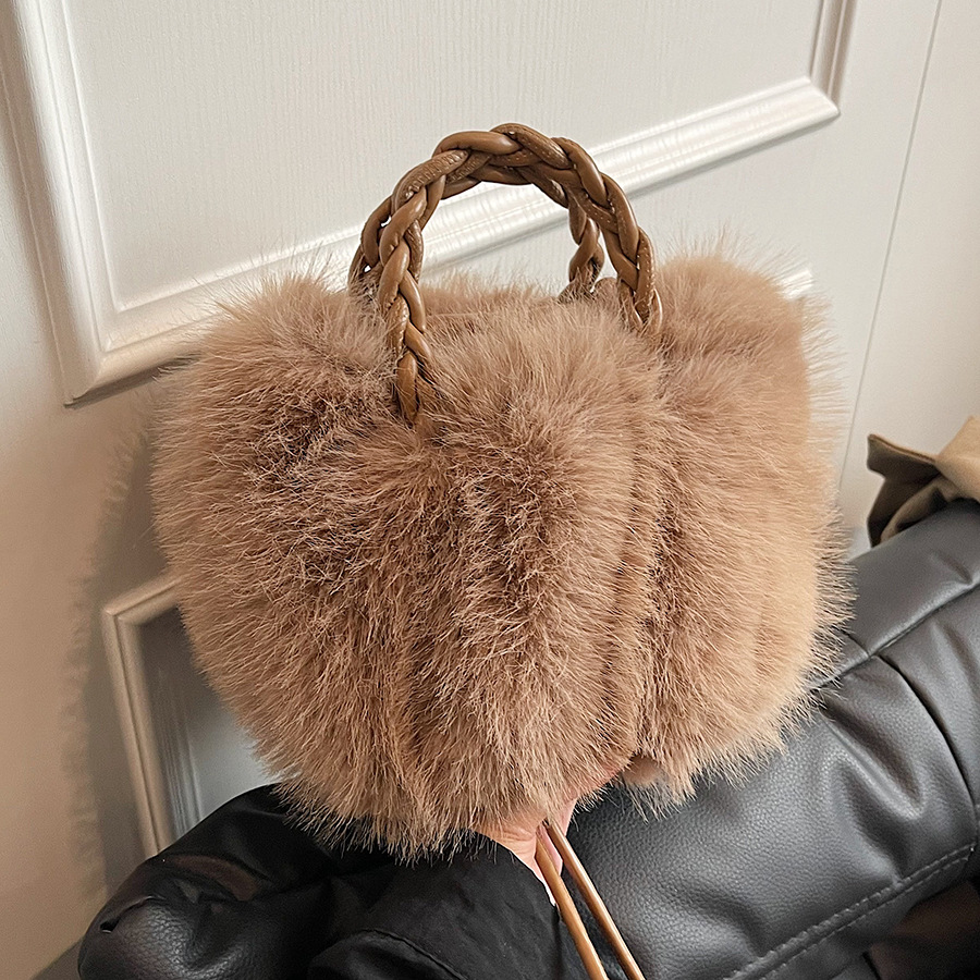 This is a cute and fashionable 2024 new style single-shoulder casual and versatile crossbody bag for women, as well as a trendy ins handbag full figure