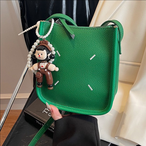 This trendy and fashionable small square bag is a new spring/summer versatile single-shoulder bag with lychee pattern for commuting full figure